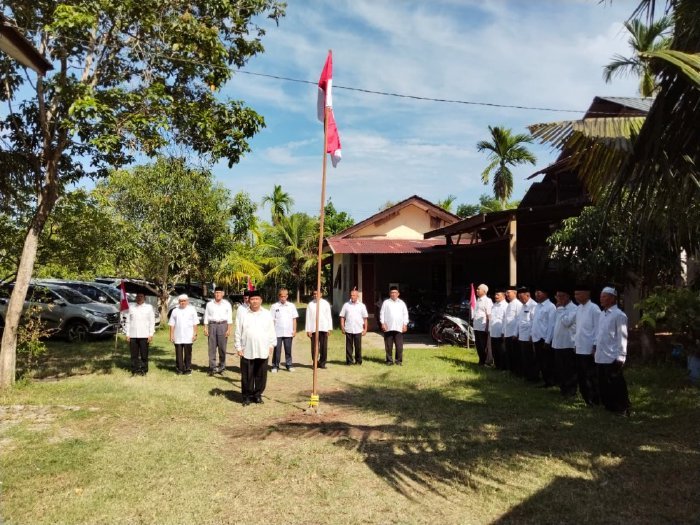 Upacara Peringatan HUT RI Ke-80 Oleh Anggota Forum Mantan Canat Aceh Besar dan Anggota Balai Pengajian Arba'in Lamsayun, Berlangsung di Komplek Balai Arba'in Lamsayun, Ingin Jaya, Aceh Besar, Minggu (17/08/2025). DOK. MC ACEH BESAR