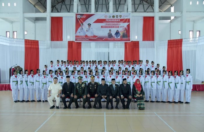 Plt. Sekda Bener Meriah Armansyah, SE., M.Si mengukuhkan Pasukan Pengibar Bendera Pusaka Merah Putih Kabupaten Bener Meriah Tahun 2025 di Gedung Olahraga dan Seni (GORS) Pemda setempat, Jumat, 15 Agustus 2025. dok. Diskominfo Kab. Bener Meriah