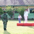 Camat Darul Kamal Subhan, SE MM bertindak sebagai Inspektur upacara peringatan detik-detik Kemerdekaan RI Ke-80, bertempat di Halaman MIN 18 Aceh Besar, Minggu (17/08/2025). dok. MC ACEH BESAR