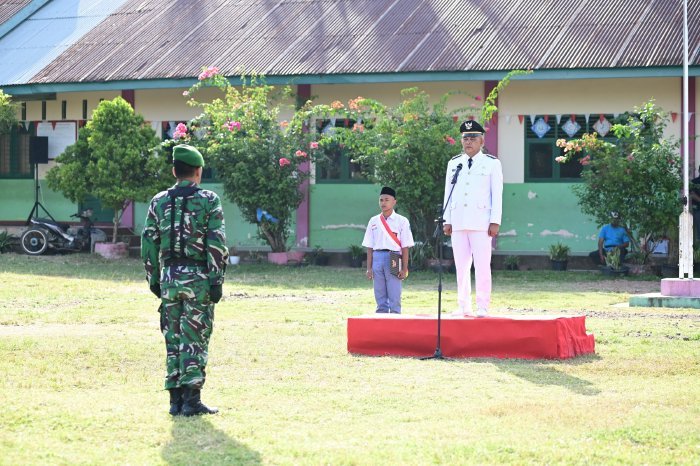 Camat Darul Kamal Subhan, SE MM bertindak sebagai Inspektur upacara peringatan detik-detik Kemerdekaan RI Ke-80, bertempat di Halaman MIN 18 Aceh Besar, Minggu (17/08/2025). dok. MC ACEH BESAR