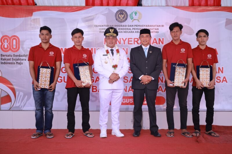 Foto bersama usai penyerahan SK remisi terhadap ratusan WBP di Rutan Kelas II B Jantho, Aceh Besar, Minggu (17/8/2025). dok. PROKOPIM PEMKAB ACEH BESAR