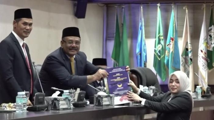 Martini,fraksi nasdem DPRA saat menyerahkan dokumen pendapat akhir fraksi terhadap Rancangan Qanun Aceh tentang Pertanggungjawaban Pelaksanaan APBA Tahun Anggaran 2024, kepada Wakil Ketua DPRA, Ali Basrah, Kamis 31/7/2025 (Foto:Dok Ist)