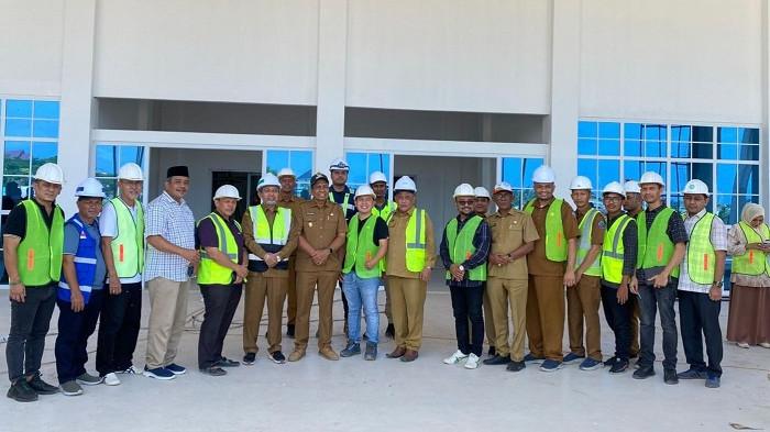 Kunker Dapil DPR Aceh melakukan foto bersama dengan Bupati Pijay dan unsur dinas terkait pada gedung utama arena MTQ Aceh ke 37 di Komplek perkantoran Bupati Pijay, Kamis 7/8/2025 (Foto:Dok.Ist)