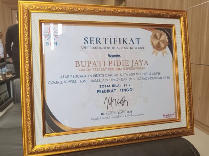 Bupati Pidie Jaya H. Sibral Malasyi MA, S.Sos., ME menerima penghargaan bergengsi dari Badan Kepegawaian Negara Republik Indonesia (BKN RI) atas pencapaian luar biasa dalam Indeks Kualitas Data Aparatur Sipil Negara (ASN). dok. Pemkab Pidie Jaya
