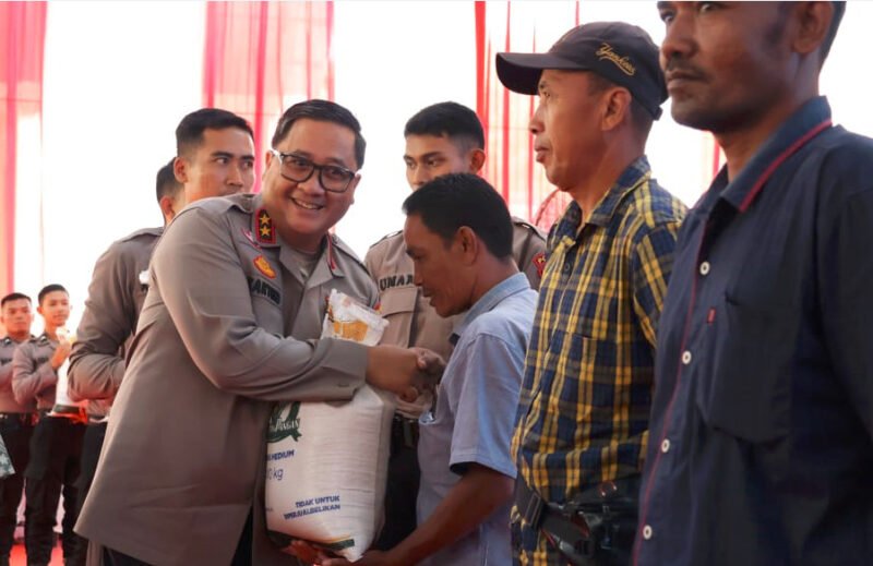 Kapolda Aceh Irjen Pol Dr. Achmad Kartiko secara simbolis menyerahkan bantuan pangan berupa beras kepada masyarakat. (Foto;Dok)