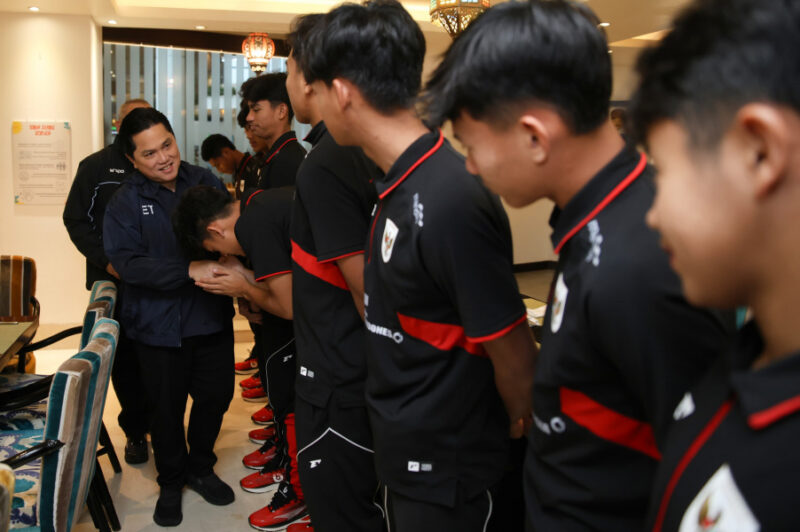 Ketua Umum PSSI, Erick Thohir menyambut pemain Timnas U-17 di Jakarta pada Jumat (18/4) seusai mereka pulang dari turnamen Piala Asia U-17 2025. dok. PSSI