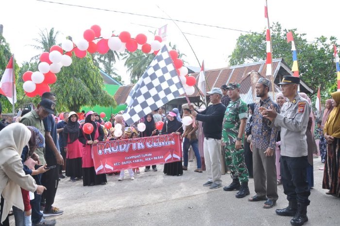Camat Darul Kamal Subhan SE MM didampingin jajaran Forkopimcam melepaskan peserta karnaval HUT RI ke-80, Aceh Besar, Sabtu (16/08/2025). FOTO/MC ACEH BESAR
