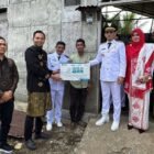 Bupati Aceh Barat Tarmizi, SP, MM bersama istri yang juga Ketua TP PKK, Ny. Afrinda Novalia, SE, MM, meninjau kondisi warga kurang mampu di Gampong Masjid Tuha, Kecamatan Meureubo, Minggu (17/8/2025). dok. Diskominfo Kab. Aceh Barat