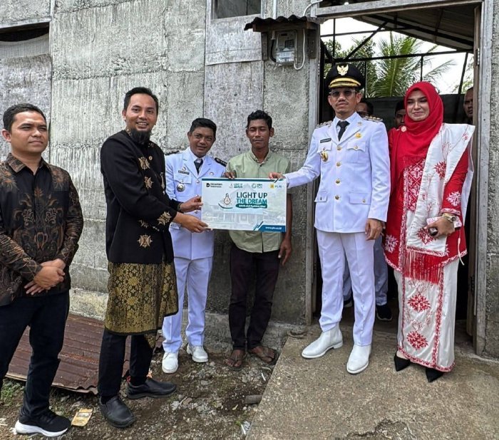 Bupati Aceh Barat Tarmizi, SP, MM bersama istri yang juga Ketua TP PKK, Ny. Afrinda Novalia, SE, MM, meninjau kondisi warga kurang mampu di Gampong Masjid Tuha, Kecamatan Meureubo, Minggu (17/8/2025). dok. Diskominfo Kab. Aceh Barat