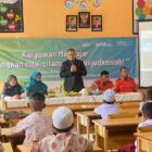GM PT Angkasa Pura Indonesia Bandara SIM, Setiyo Pramono memberikan edukasi keselamatan penerbangan kepada 50 siswa Sekolah Dasar Negeri Bueng Cala, Blang Bintang, Aceh Besar, Rabu (20/08/2025). dok. MC Aceh Besar