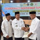 Wakil Bupati Aceh Besar Drs Syukri A Jalil menyerahkan sertifikat tanah wakaf periode kedua kepada Nadhir di Aula Kejaksaan Negeri Aceh Besar, Kota Jantho, Rabu (20/08/2025). dok. MC ACEH BESAR