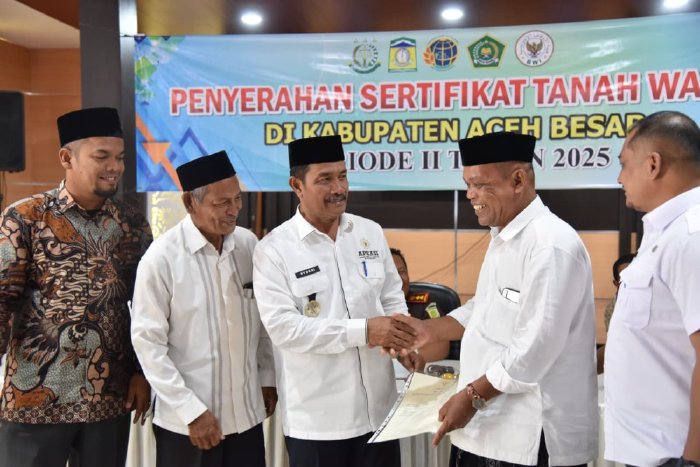 Wakil Bupati Aceh Besar Drs Syukri A Jalil menyerahkan sertifikat tanah wakaf periode kedua kepada Nadhir di Aula Kejaksaan Negeri Aceh Besar, Kota Jantho, Rabu (20/08/2025). dok. MC ACEH BESAR