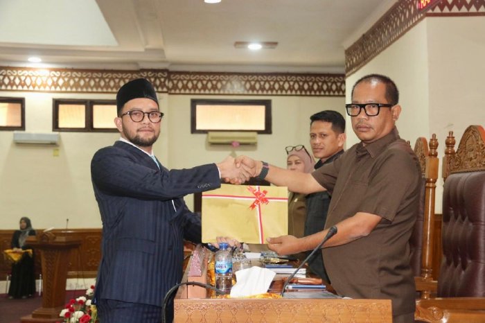 Wakil Bupati Aceh Barat, Said Fadheil, SH mewakili Bupati Tarmizi, SP, MM, menyampaikan Pendapat Akhir Fraksi-fraksi Dewan Perwakilan Rakyat Kabupaten (DPRK) Aceh Barat terhadap Pembahasan dan Penetapan Rancangan Qanun (Raqan) Kabupaten Aceh Barat Tahun Anggaran 2025. dok. Pemkab Aceh Barat