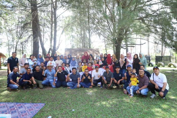 Dinas Komunikasi, Informatika, dan Persandian (Diskominsa) Kabupaten Aceh Barat menggelar Family Gathering di Pantai Kuala Bubon, Kecamatan Samatiga, Minggu (24/8/2025). dok. Pemkab Aceh Barat