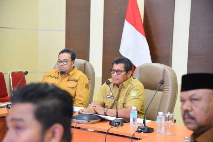 Sekda Aceh Besar Bahrul Jamil S.Sos, MSi memimpin rapat Persiapan pemenuhan Permintaan Dokumen KPK RI di Aula Drs Sanusi Wahab Kantor Bupati Aceh Besar, Kota Jantho, Selasa (26/08/2025). dok. MC Aceh Besar