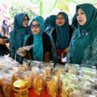 Ketua TP-PKK Aceh Besar, Hj. Rita Mayasari bersama TP-PKK Provinsi Aceh meninjau produk UMKM dalam acara Pembinaan Lomba Gammawar Tingkat Prov Aceh Tahun 2025 di Gampong Miruek Lamreudeup, Kecamatan Baitussalam, Aceh Besar, Rabu (27/08/2025). dok. MC Aceh Besar