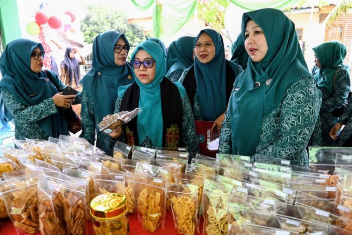 Ketua TP-PKK Aceh Besar, Hj. Rita Mayasari bersama TP-PKK Provinsi Aceh meninjau produk UMKM dalam acara Pembinaan Lomba Gammawar Tingkat Prov Aceh Tahun 2025 di Gampong Miruek Lamreudeup, Kecamatan Baitussalam, Aceh Besar, Rabu (27/08/2025). dok. MC Aceh Besar