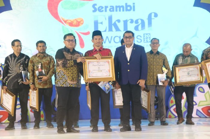 Bupati Aceh Barat, Tarmizi SP, MM, menerima penghargaan Serambi Ekraf Awards 2025 dalam kategori Pelopor Pemanfaatan Eceng Gondok untuk Industri Kreatif. dok. Pemkab Aceh Barat