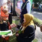 Bunda PAUD Aceh Besar Hj. Rita Mayasari dikalungi bunga di TK Negeri Pembina Lhoknga, Kemukiman Lamlhom, Kecamatan Lhoknga, Aceh Besar, Sabtu (30/8/2025) pagi. dok. MC ACEH BESAR