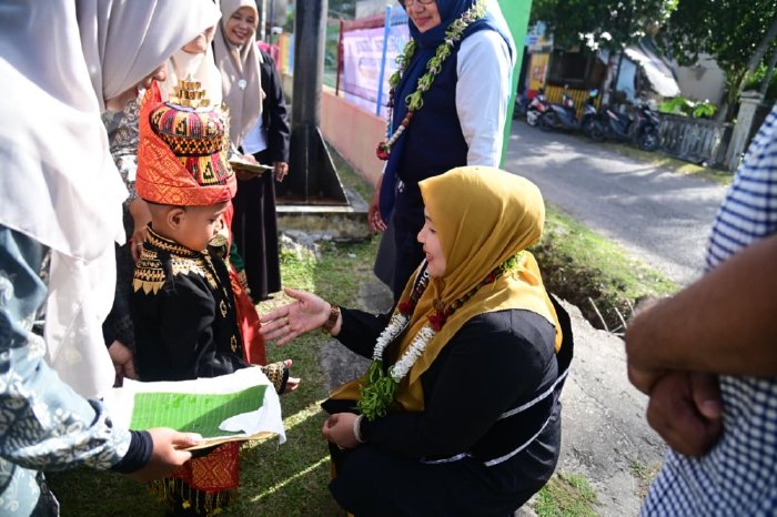 Bunda PAUD Aceh Besar Hj. Rita Mayasari dikalungi bunga di TK Negeri Pembina Lhoknga, Kemukiman Lamlhom, Kecamatan Lhoknga, Aceh Besar, Sabtu (30/8/2025) pagi. dok. MC ACEH BESAR