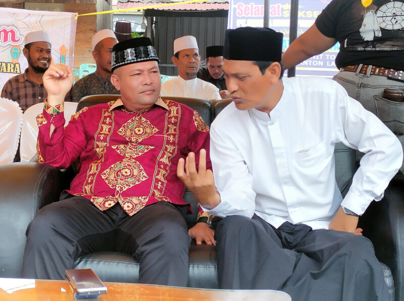Bupati Aceh Utara H Ismail A Jalil, SE, MM (baju warna merah-kiri), meletakkan batu pertama pembangunan mini mall yang memuat 72 unit toko di kawasan eks terminal bus Kota Panton Labu Kecamatan Tanah Jambo Aye, Kamis pagi, 7 Agustus 2025. dok. Diskominfo Kab. Aceh Utara