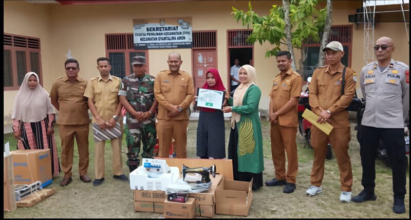 Pemerintah Kabupaten (Pemkab) Aceh Utara melalui Dinas Sosial, Pemberdayaan Perempuan, dan Perlindungan Anak (Dinsos P3A) menyalurkan bantuan sosial berupa mesin jahit kepada 11 penyandang disabilitas dari berbagai kecamatan, Senin (11/8/2025). dok. Diskominfo Kab. Aceh Utara