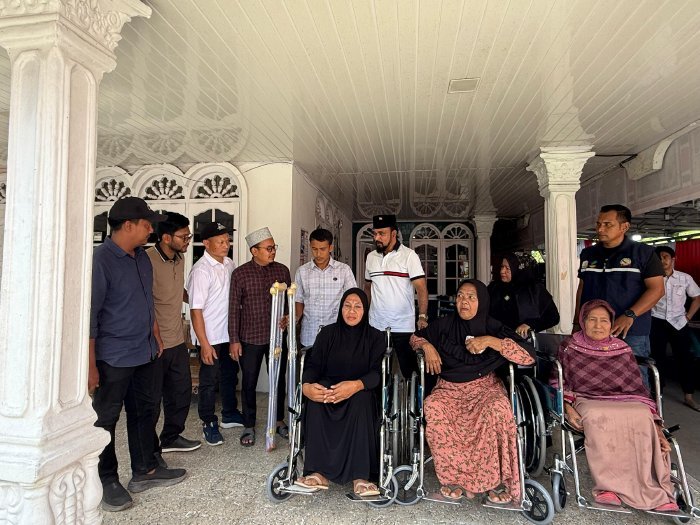 Bupati Aceh Timur, Iskandar Usman Al-Farlaky, S.H.I., M.S.I., menyerahkan langsung bantuan tersebut di Posko Bupati Aceh Timur, Gampong Blang Bitra, Kecamatan Peureulak Barat, Rabu (13/8/2025). dok. Diskominfo Kab. Aceh Timur