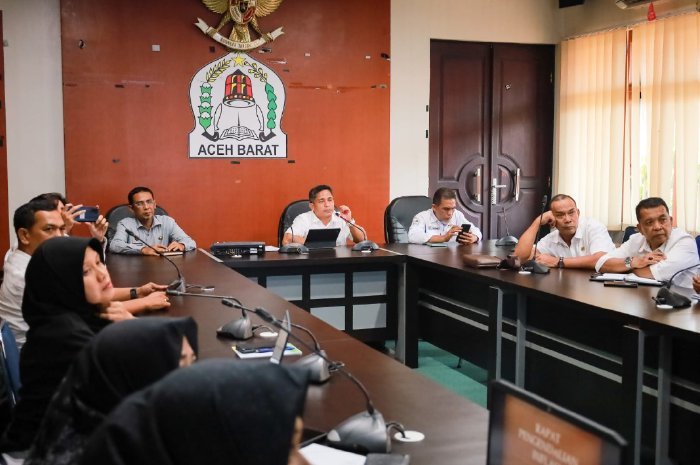 Asisten Perekonomian dan Pembangunan (Asisten II) Setdakab Aceh Barat, Dr. Ir Kurdi, ST., MT., MH., IPM., ASEAN.Eng memimpin rapat pengendalian Inflasi daerah Kabupaten Aceh Barat di Aula Cut Nyak Dhien Setdakab setempat pada Rabu (13/8/2025). dok. Diskominfo Kab. Aceh Barat