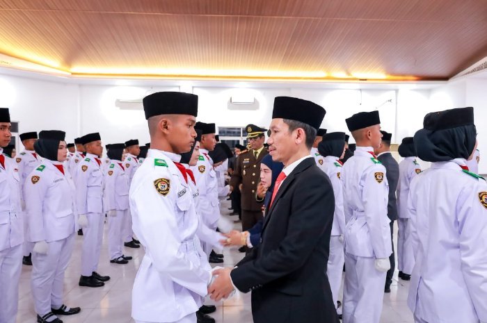 Pemerintah Kabupaten Aceh Barat mengukuhkan Pasukan Pengibar Bendera Pusaka (Paskibraka) tingkat Kabupaten Aceh Barat Tahun 2025 yang berlangsung di Aula Teuku Umar Bappeda Aceh Barat, Jumat malam (15/8/2025). dok. Diskominfo Kab. Aceh Barat