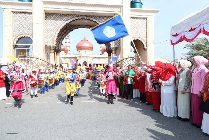 Suasana semarak di komplek Masjid Agung Meulaboh pada Sabtu (16/8/2025) pagi saat ratusan anak Taman Kanak-Kanak dari seluruh Aceh Barat mengikuti pawai kemerdekaan dalam rangka memperingati HUT RI ke-80.  dok. Diskominfo Kab. Aceh Barat