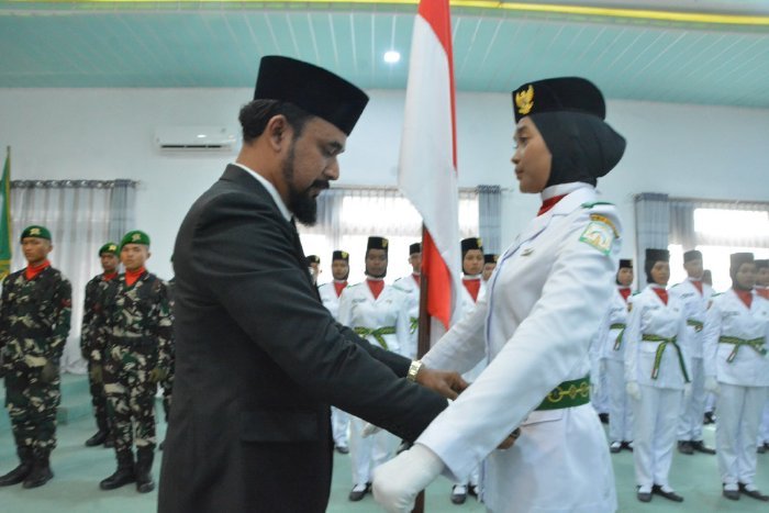 Bupati Aceh Timur, Iskandar Usman Al-Farlaky, S.H.I, M.Si, secara resmi mengukuhkan Pasukan Pengibar Bendera Pusaka (Paskibraka), Kabupaten Aceh Timur tahun 2025. dok. Diskominfo Kab. Aceh Timur
