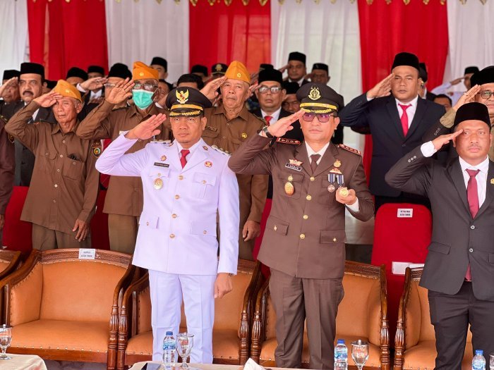 Wakil Bupati Aceh Timur Pimpin Upacara Penurunan Bendera HUT RI ke-80. Dok. Diskominfo Kab. Aceh Timur