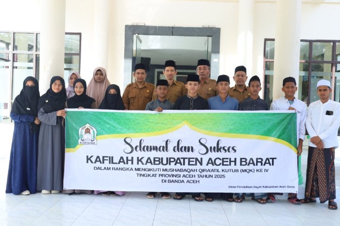 Bupati Aceh Barat, Tarmizi, SP, MM melepas kafilah Musabaqah Qira'atil Kutub (MQK) Aceh Barat yang akan berlaga pada ajang MQK tingkat Provinsi Aceh di Banda Aceh, yang berlangsung mulai 19 hingga 22 Agustus 2025 yang digelar di kantor Bupati Aceh Barat, Selasa (19/8/2025). dok. Pemkab Aceh Barat