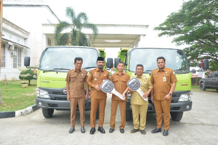 Bupati Al-Farlaky Serahkan Armada Sampah untuk UPTD Julok dan Idi Rayeuk. dok. Diskominfo Kab. Aceh Timur