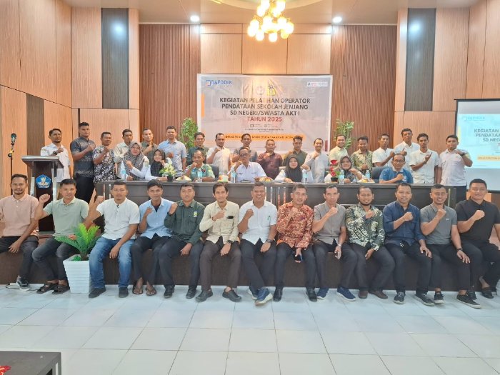 Sekretaris Disdikbud Aceh Besar foto bersama operator pendataan sekolah jenjang Sekolah Dasar Negeri dan Swasta di Balai Guru Penggerak, Lubok, Ingin Jaya, Rabu (20/08/2025). dok. MC ACEH BESAR