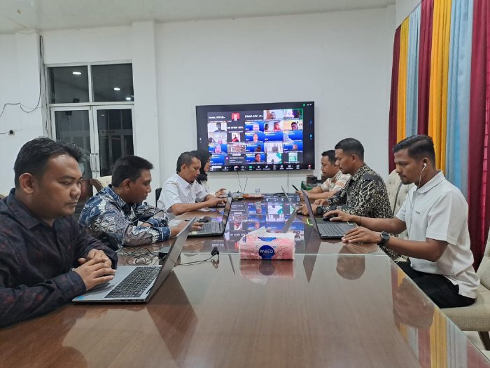 Para guru PJOK jenjang SD dan SMP Se Aceh Besar, mengikuti Webinar International Kinesthetic Intelligence for Educational Units Active Learning Encouragement Program Kerja Sama FKIP USK, Universiti Sultan Idris (UPI) Malaysia dan Disdikbud Aceh Besar. dok. Pemkab Aceh Besar