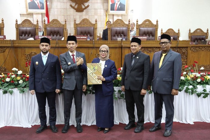 Bupati Aceh Barat, Tarmizi SP MM, menyampaikan apresiasi dan terima kasih kepada pimpinan DPRK serta seluruh fraksi yang telah memberikan persetujuan terhadap Qanun Rencana Pembangunan Jangka Menengah Daerah (RPJMD) 2024–2029 dan Qanun Industri 2025–2045. dok. Pemkab Aceh Barat