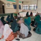 Kepala Bidang Pengelolaan Sampah dan Limbah B3, Mulyadi, SH, menggelar sosialisasi dan edukasi pengelolaan sampah di Gampong Miruk Lamreudeup, Kecamatan Baitussalam, Jumat (22/8/2025). DOK. DLH ACEH BESAR