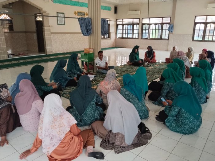 Kepala Bidang Pengelolaan Sampah dan Limbah B3, Mulyadi, SH, menggelar sosialisasi dan edukasi pengelolaan sampah di Gampong Miruk Lamreudeup, Kecamatan Baitussalam, Jumat (22/8/2025). DOK. DLH ACEH BESAR