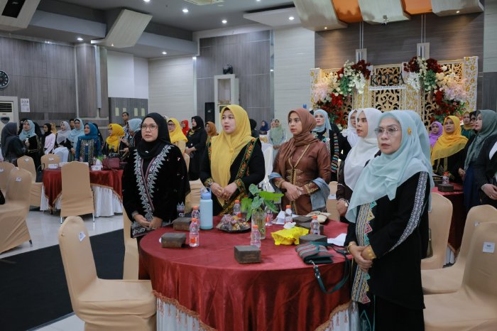 Ketua Dekranasda Aceh Besar, Hj. Rita Mayasari, menghadiri peluncuran KPEA dan Lomba Fashion Desain di Aula Balai Kota Banda Aceh, Sabtu (23/8/2025). dok. MC ACEH BESAR