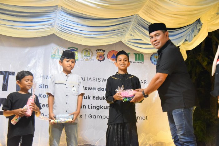 Bupati Aceh Besar Muharram Idris bagikan hadiah lomba Bakti Sosial PP HIMAB di Halaman Masjid Darul Muttaqin, Gampong Lamtamot, Sabtu (23/8/2025) malam. dok. MC ACEH BESAR