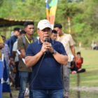 Bupati Aceh Besar H Muharram Idris (Syech Muharram), menyampaikan sambutannya pada pembukaan turnamen sepakbola HUT ke-30 Kemukiman Lamteuba, di Lapangan Keumeureuk, Gampong Lam Apeng, Kemukiman Lamteuba, Kecamatan Seulimeuem, Kabupaten Aceh Besar. Sabtu, 23 Agustus 2025. dok. MC Aceh Besar