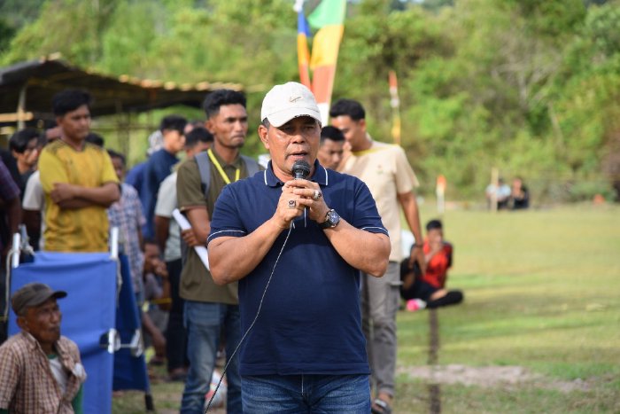 Bupati Aceh Besar H Muharram Idris (Syech Muharram), menyampaikan sambutannya pada pembukaan turnamen sepakbola HUT ke-30 Kemukiman Lamteuba, di Lapangan Keumeureuk, Gampong Lam Apeng, Kemukiman Lamteuba, Kecamatan Seulimeuem, Kabupaten Aceh Besar. Sabtu, 23 Agustus 2025. dok. MC Aceh Besar