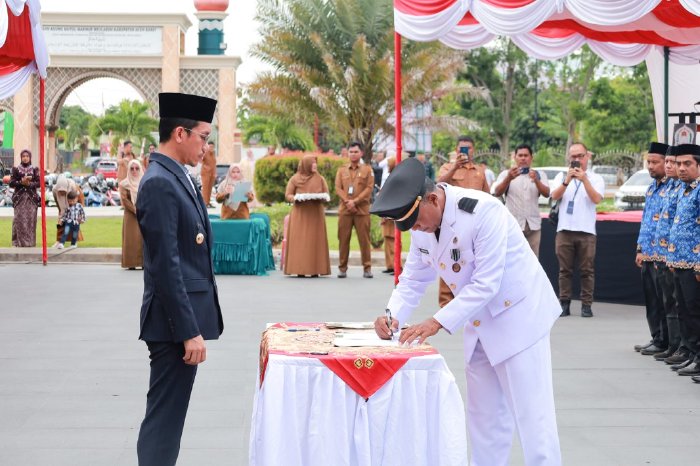 Bupati Aceh Barat, Tarmizi SP, MM, melantik dan mengambil sumpah jabatan 100 pejabat administrator, pengawas, dan fungsional di lingkungan Pemerintah Kabupaten Aceh Barat. dok. Pemkab Aceh Barat