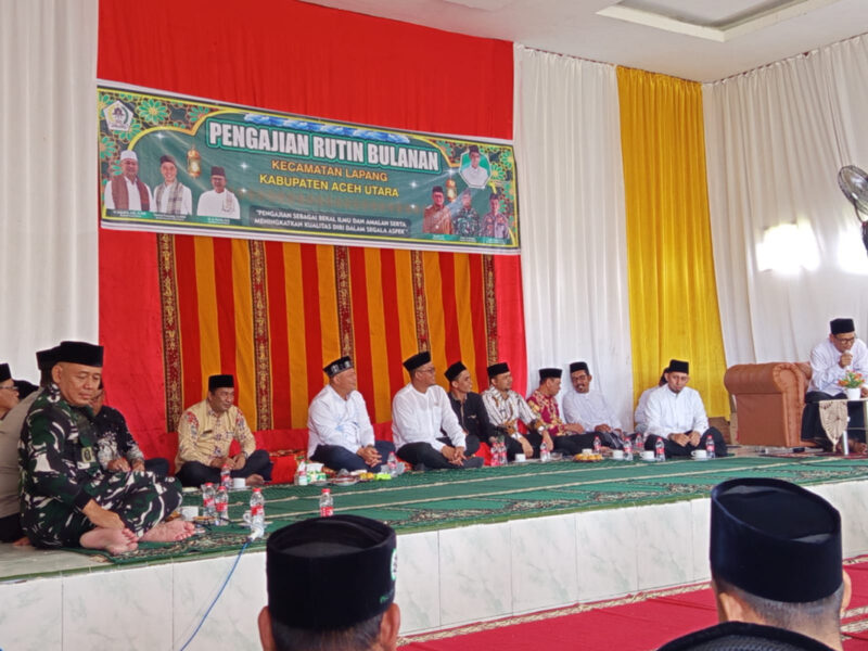 Bupati Aceh Utara H Ismail A Jalil, SE, MM, bersama para Kepala Perangkat Daerah, pejabat Muspika Kecamatan Lapang, serta para Imum Mukim, Geusyik dan seluruh perangkat gampong, menghadiri pengajian rutin di Balai Desa Kecamatan Lapang pada Kamis, 28 Agustus 2025. dok. Pemkab Aceh Utara