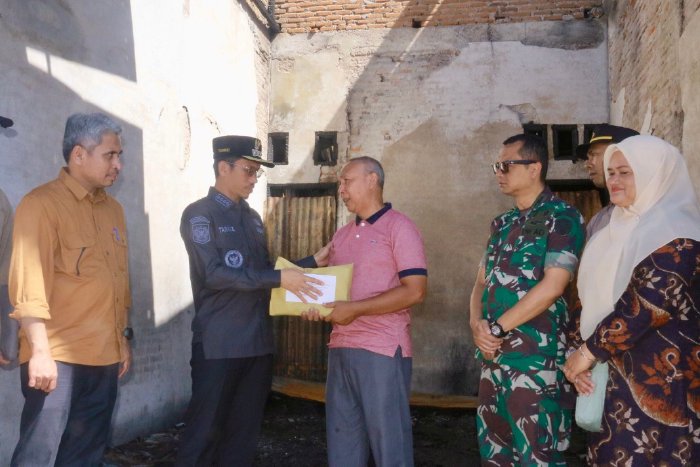 Bupati Aceh Barat, Tarmizi, SP, MM didampingi Sekretaris Daerah serta Dandim 0105 Aceh Barat, menyerahkan bantuan kepada seorang Aparatur Sipil Negara (ASN) yang rumahnya terbakar di Desa Seuneubok beberapa pekan lalu. Penyerahan bantuan berlangsung pada Sabtu (30/8/2025). dok. Pemkab Aceh Barat