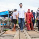 Gubernur Aceh Muzakir Manaf bersama Ketua TP- PKK Aceh, Marlina Muzakir di dampingi Bupati Singkil Safriadi Oyon meninjau akses menuju Kecamatan Kuala Baru, Aceh Singkil, Sabtu, 6 September 2025. dok. Ist