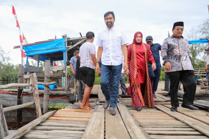 Gubernur Aceh Muzakir Manaf bersama Ketua TP- PKK Aceh, Marlina Muzakir di dampingi Bupati Singkil Safriadi Oyon meninjau akses menuju Kecamatan Kuala Baru, Aceh Singkil, Sabtu, 6 September 2025. dok. Ist