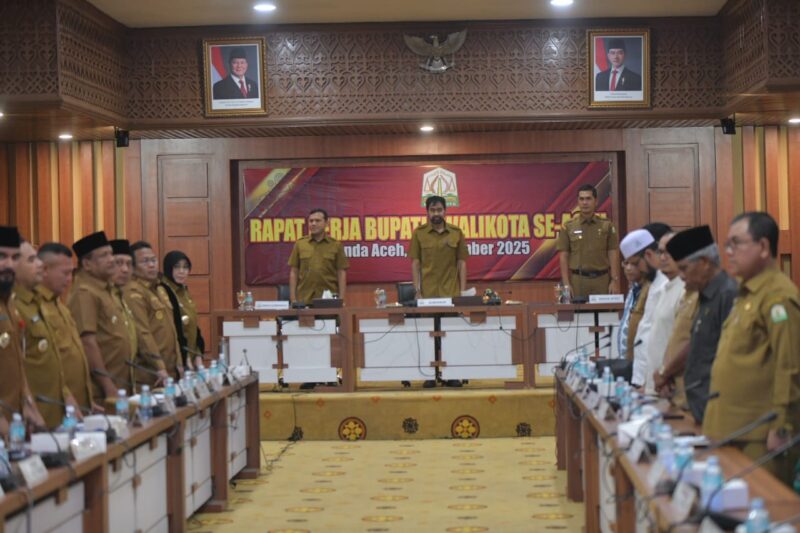 Gubernur Aceh, Muzakir Manaf didampingi Wakil Gubernur Aceh, Fadhlullah, SE, Sekda Aceh, M. Nasir Rapat Kerja Bupati/Walikota Se-Aceh di Gedung Serbaguna Setda Aceh, Senin, 08 September 2025. dok. Ist