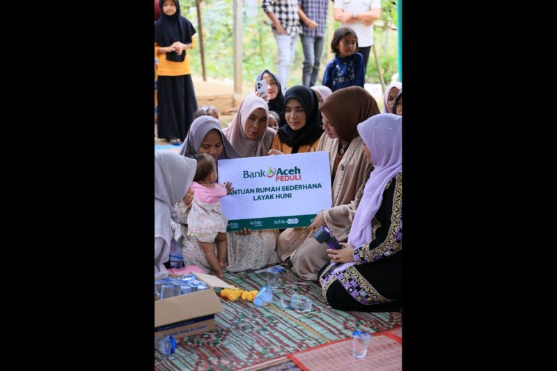 Istri Gubernur Aceh, Marlina atau akrab disapa Kak Ana, memberikan bantuan rumah layak huni dan uang tunai untuk keluarga almarhum Bustamam (26), kurir paket korban pembunuhan di Aceh Timur kepada istri almarhum Ismi (25) dan ibu kandung almarhum Halimah saat berkunjung ke rumah duka di Desa Bantayan Barat, Kecamatan Idi Tunong, Aceh Timur, pada Minggu, (14/9/2025). dok. Ist